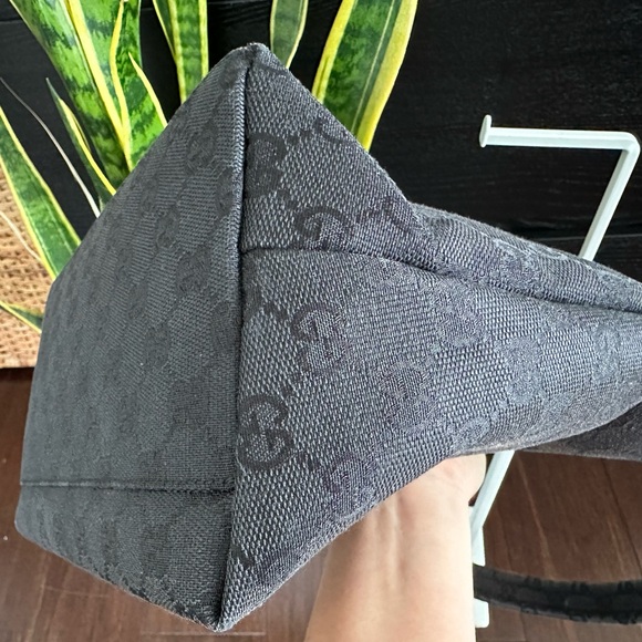 βSOLDβ Authentic Gucci Canvass Shoulder Bag - Picture 11 of 16